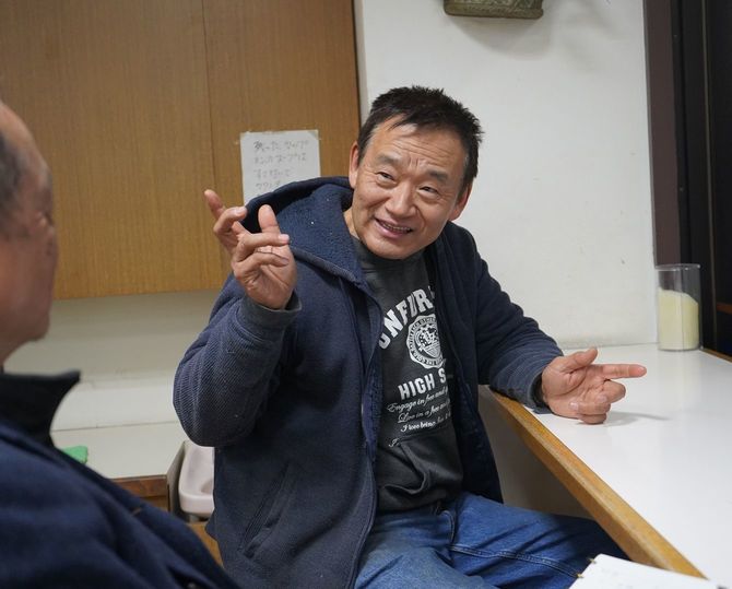 PALにあるイートインコーナーで取材を受けるオーナーで店主の井口和彦さん