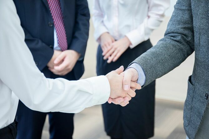 握手をするビジネスマン