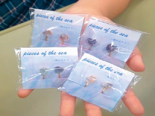 シーグラスからアクセサリーを考案して文化祭で販売