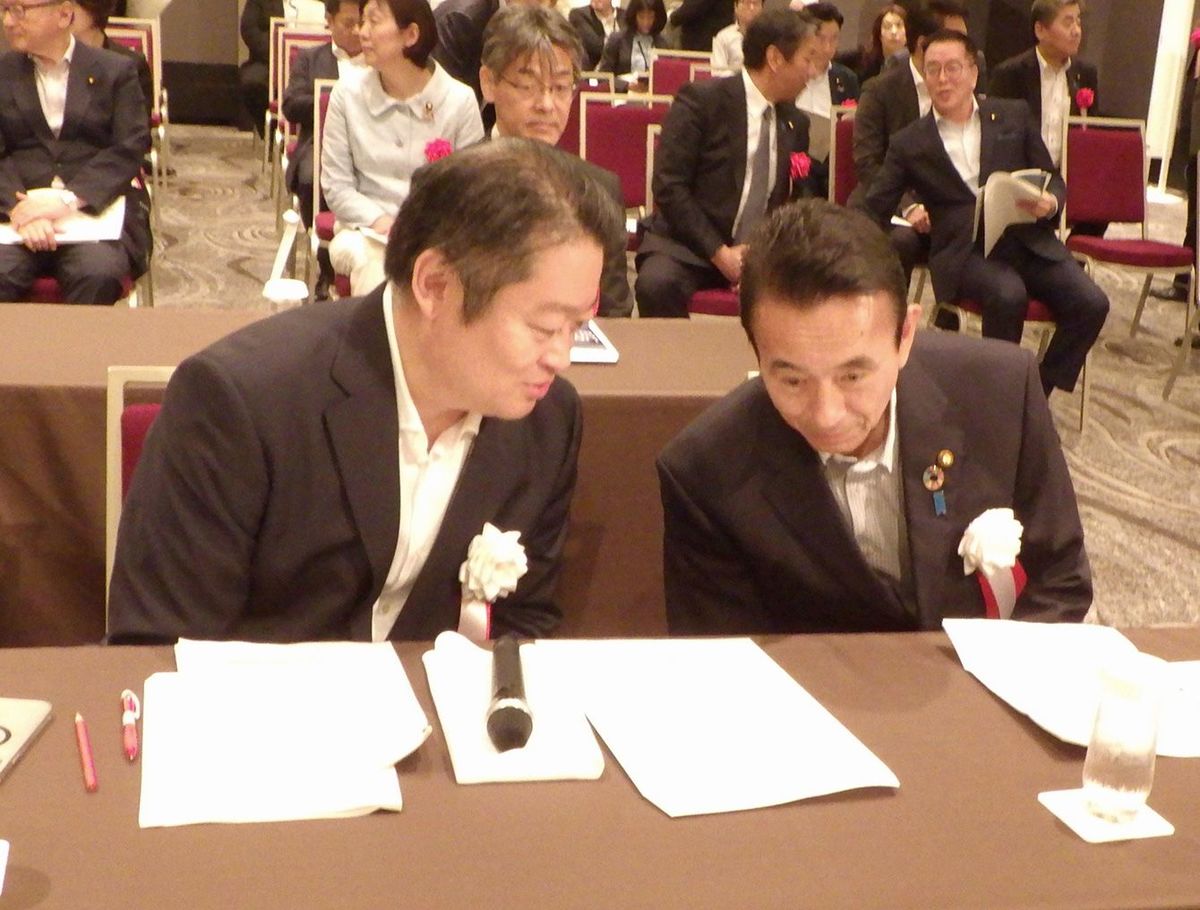 談笑する山梨県の長崎知事（左）と鈴木知事