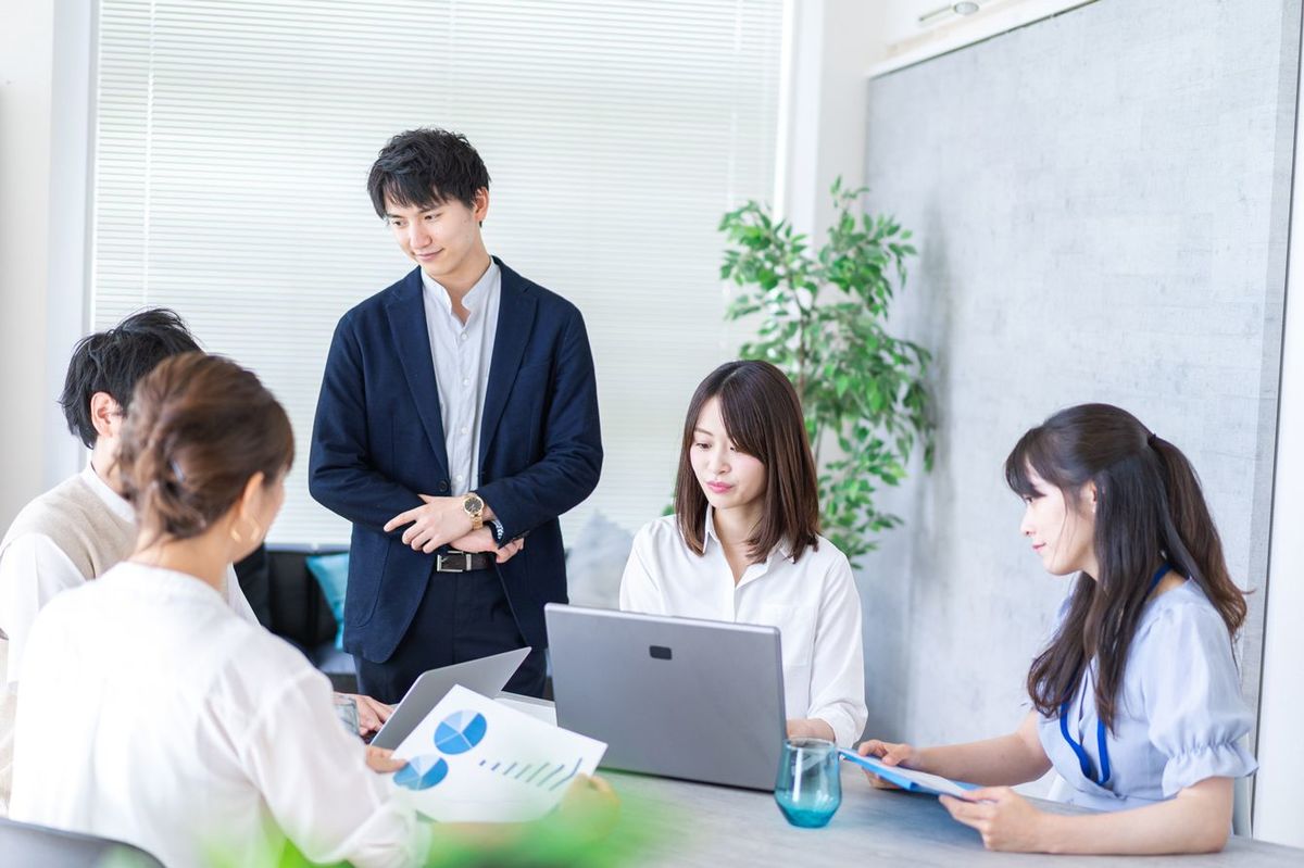 オフィスで会議を開くビジネスパーソン