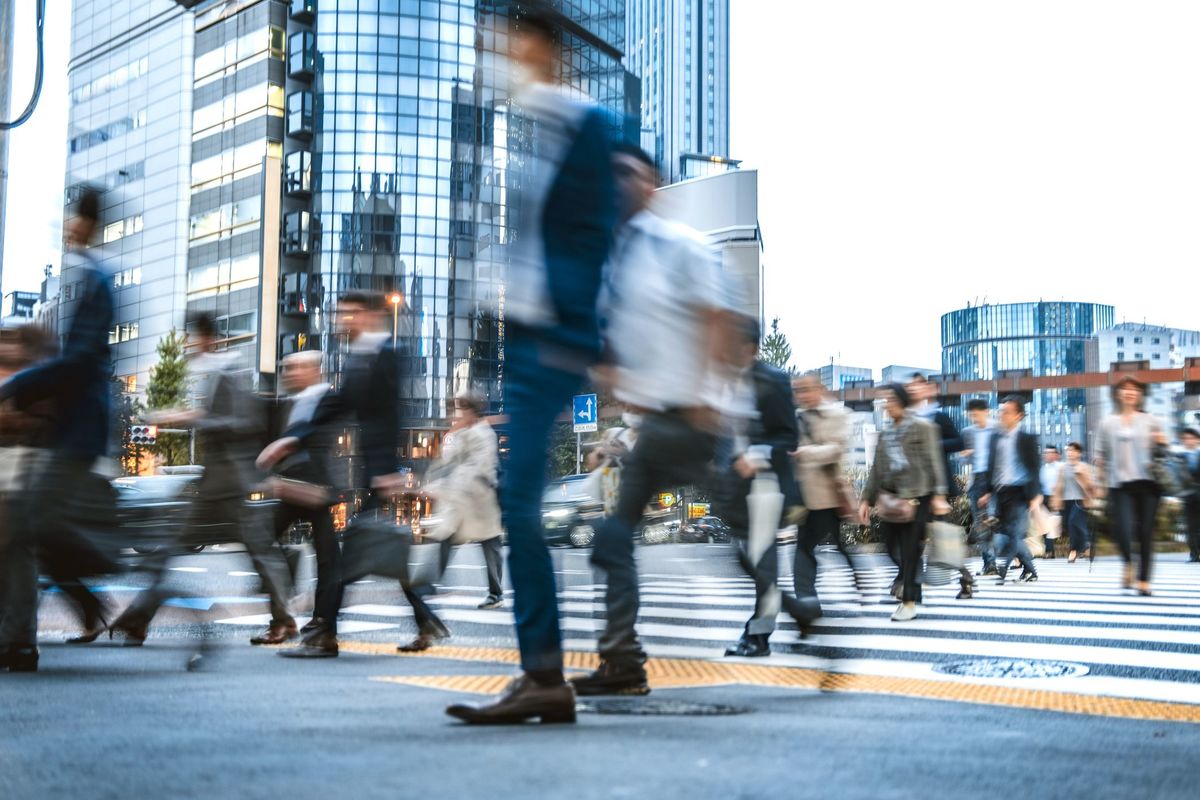 横断歩道を渡る人々