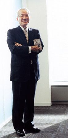 <strong>三菱電機 野間口 有 会長</strong>●1940年、鹿児島県生まれ。65年京都大学大学院理学研究科修士課程修了後、同社入社。2006年から現職。知的財産権に関する要職も歴任。08年4月のロシア訪問では、ロシア人通訳の操る日本語のレベルの高さと、ロシア料理の美味しさに思わず感動したと語る。