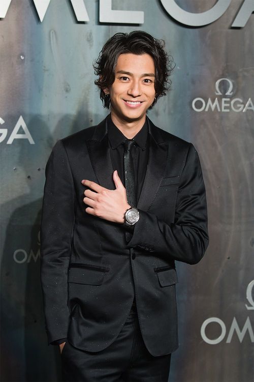 2017年4月26日、イギリス・ロンドンのテート・モダンで開催された、「オメガ スピードマスター」の60周年を記念するイベント「Lost In Space」に出席した三浦翔平