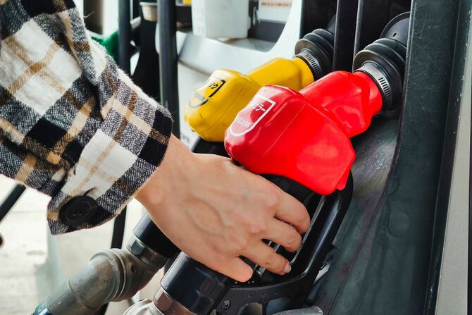 ガソリンスタンドでレギュラーガソリンを給油しようとしている人の手元