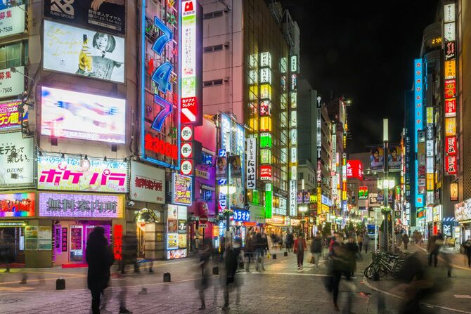 東京・新宿区歌舞伎町のネオンライト看板
