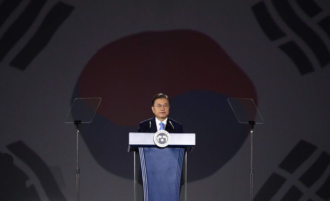 韓国の文在寅大統領は2020年8月15日、ソウルの東大門デザインプラザで行われた75回目の光復節の祝賀会で演説した。