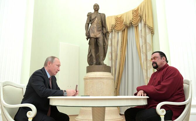 スティーブン・セガールと会談するウラジーミル・プーチン大統領