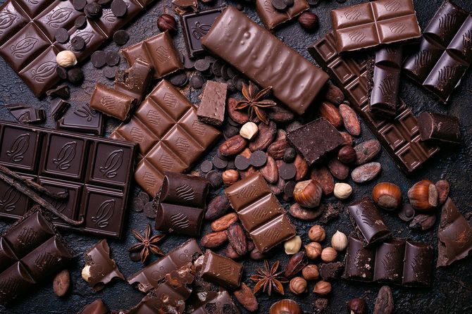 壊れたミルクとダークチョコレートバーの破片