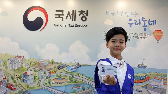 キッザニアソウルでの国税庁職員の職業体験。