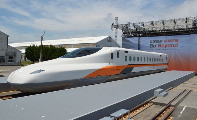日立製作所笠戸事業所で披露された台湾新幹線向けの新型車両「N700ST」＝2026年7月30日、山口県下松市
