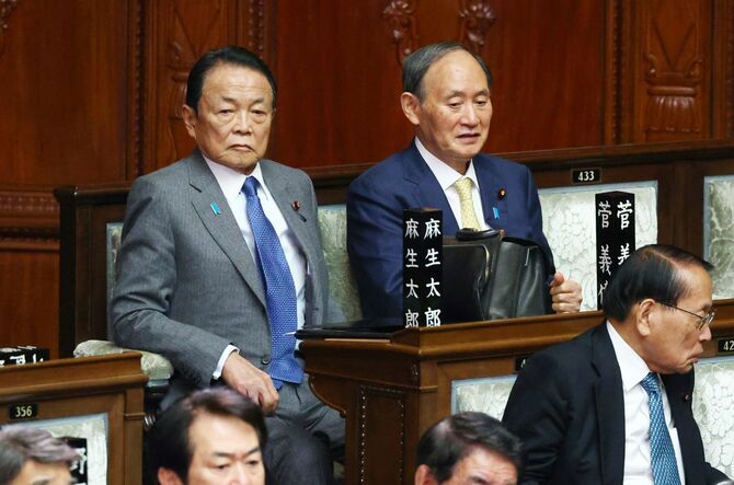 衆院本会議に臨む自民党の麻生太郎副総裁(左)と菅義偉前首相=2024年2月1日、国会内