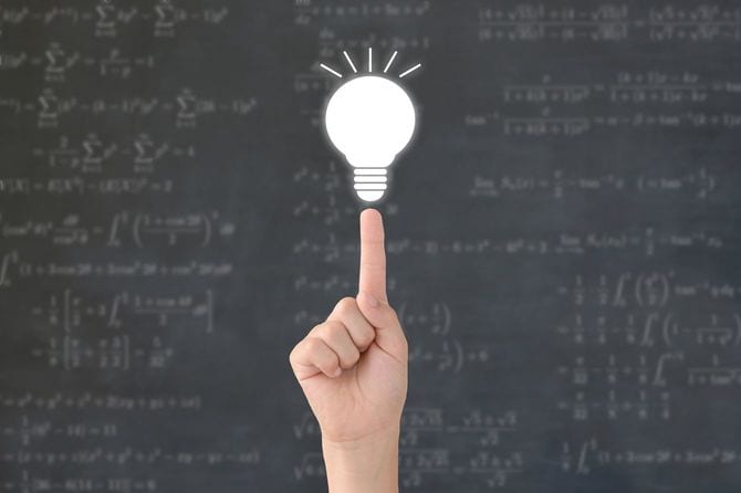 子供の手と電球