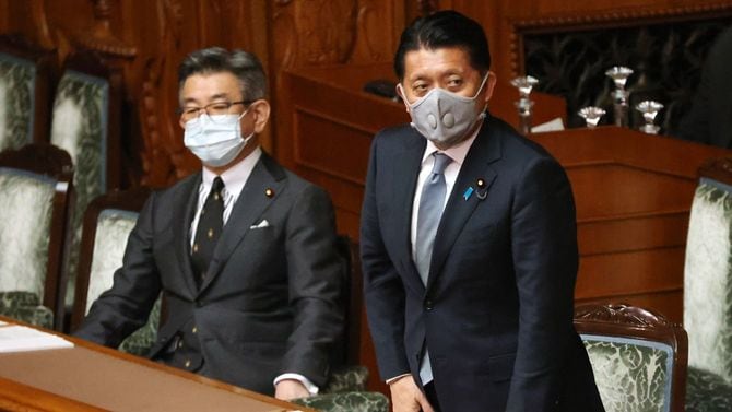 参院本会議でデジタル改革関連6法が成立し、一礼する平井卓也デジタル改革担当相（右）＝2021年5月12日、国会内