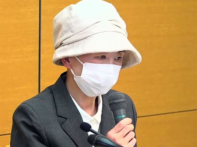 記者会見に応じた叡敦さん