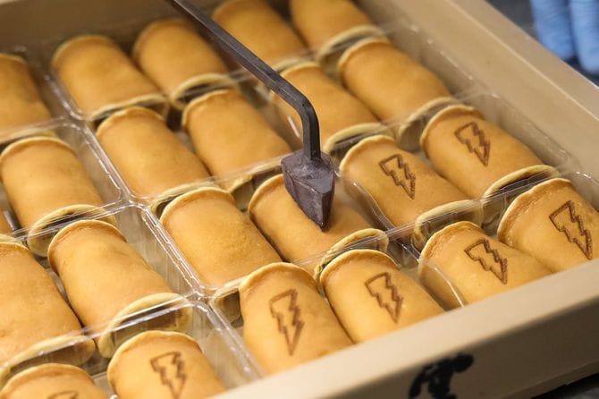 一つひとつ、稲妻の焼き印を押していく