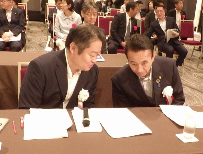 談笑する山梨県の長崎知事(左)と鈴木知事