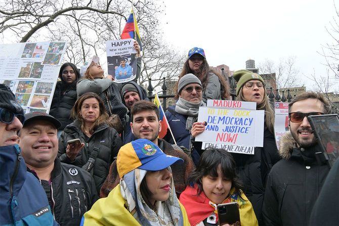 2026年1月5日、米東部ニューヨークの裁判所前で、ベネズエラのマドゥロ大統領の拘束を歓迎する同国出身者ら