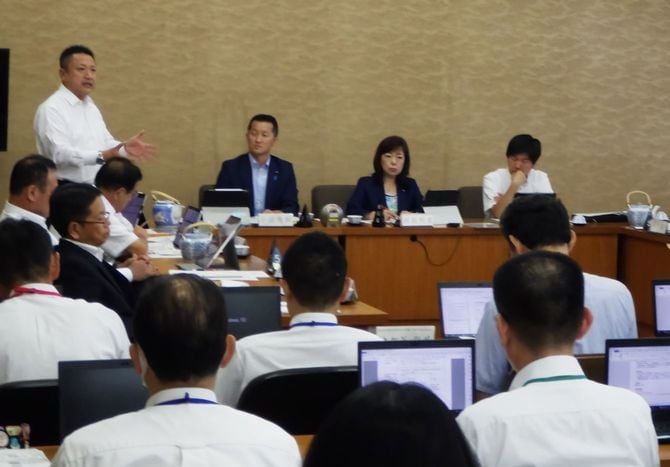 7月5日の総務委員会で川勝知事の“言行不一致”を批判した自民党県議(=静岡県議会委員会室)