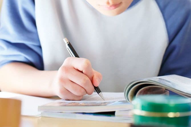 勉強する子供