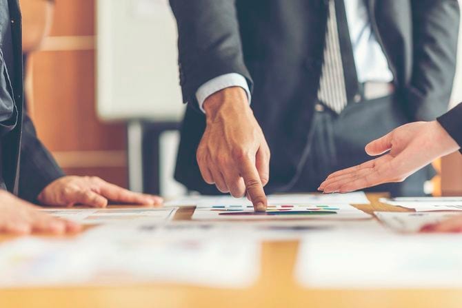 資料を指している人たち