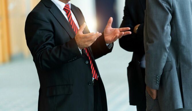 立ち話をするビジネスマン