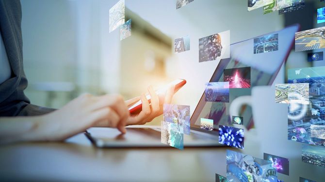 スマートフォンを使用する人