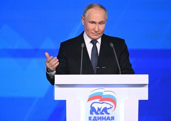 2024年12月14日、ロシア・モスクワのロシア・ナショナルセンターで開催された、与党「統一ロシア党」の第22回本会議で演説するプーチン大統領。