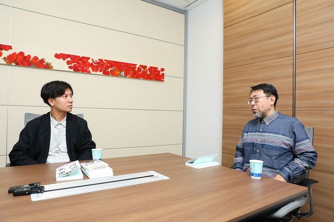 対談する深井さんと本郷教授