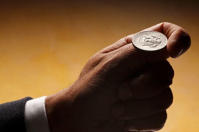 コイントスをしようとしているビジネスマンの手元