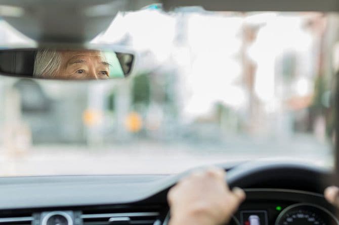 車を運転する老人
