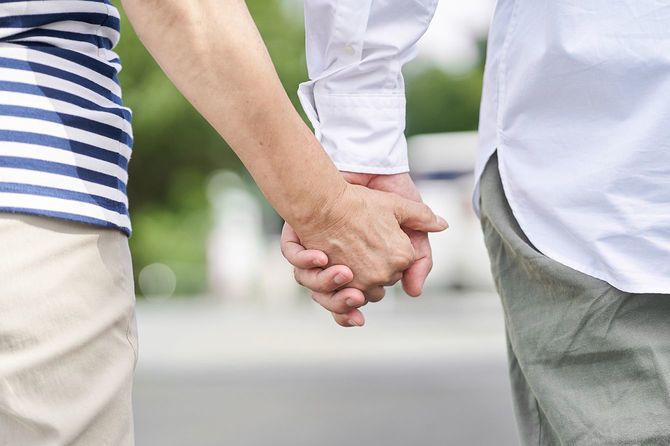 手をつないで良い中年のカップル