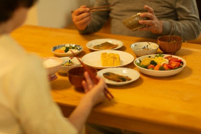 夕食を食べるシニアカップル
