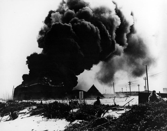 1942年6月4日朝のミッドウェー海戦中の日本軍による空襲後、燃え盛る石油タンク