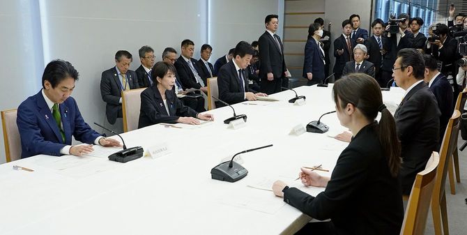 首相官邸で開かれた会合 人口戦略本部が初会合