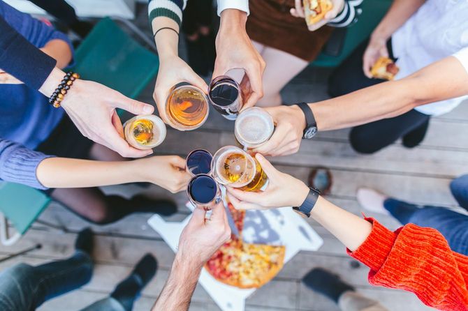 パーティーを楽しむ友人グループ