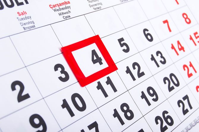 4日を赤枠で囲んだカレンダー