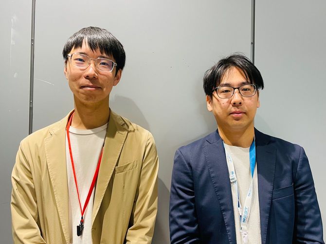 顔認証改札を担当するJR西日本の稻田辰昭さん（左）と中桐靖智さん（右）