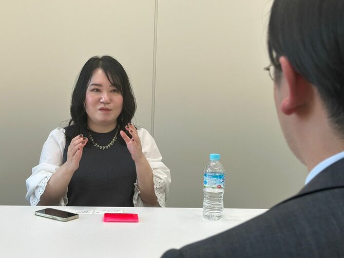 取材に応じる著者の濱野ちひろさん