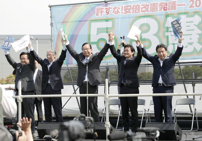 護憲派の集会で壇上からアピールする立憲民主党の枝野幸男代表（右端）ら＝2019年5月3日、憲法記念日、東京都江東区