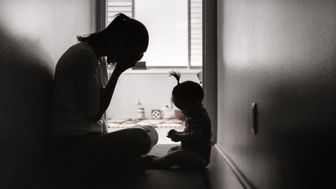 自宅で赤ちゃんといる孤独に悩む女性