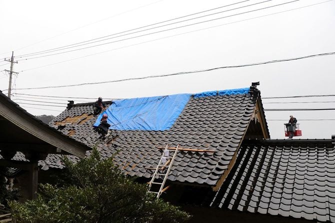 被災した建物へのブルーシート張りを行う支援団体関係者(2024年、石川県珠洲市)