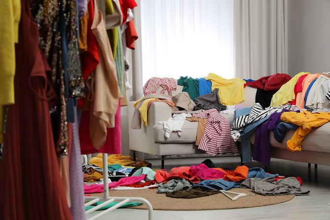 部屋中の服の混乱