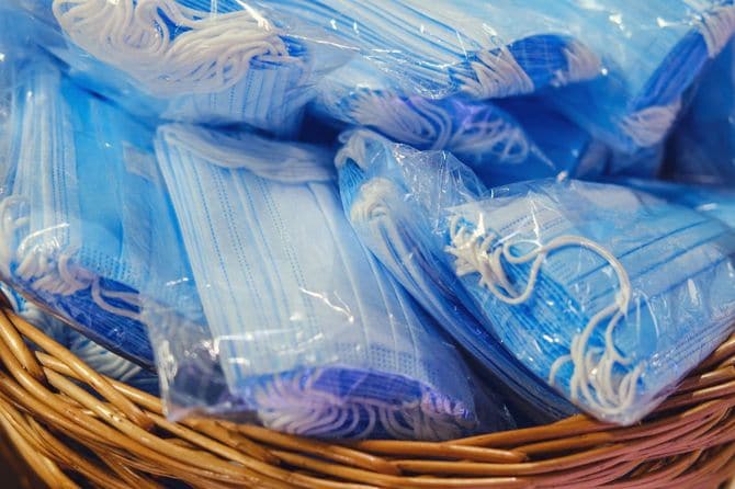 大量の不織布マスク