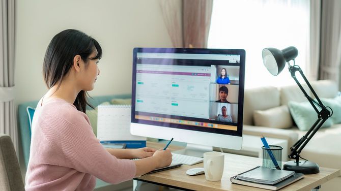 在宅勤務する女性