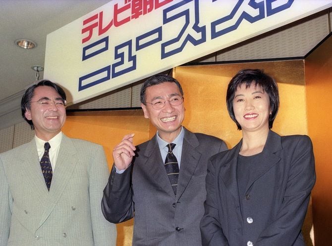 「ニュースステーション」の久米宏、小宮悦子両キャスターと高成田享氏（左）＝1996年3月18日、東京都内のホテル