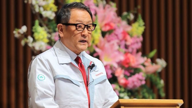 トヨタ自動車の入社式で、新入社員を前にあいさつする豊田章男社長=2019年4月1日、愛知県豊田市の同社本社