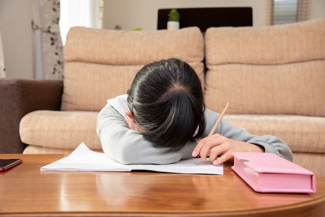 勉強ができないために泣いている小学生の女の子