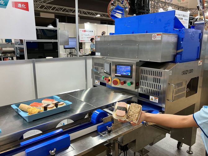 アメリカで販売されている“アメリカ風おにぎり”。アメリカらしい素材を入れた混ぜ込みご飯や、スパムなどが乗った形で販売されている
