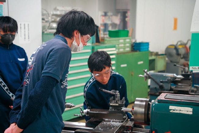 大阪工業大学で「ものづくり」を体験中